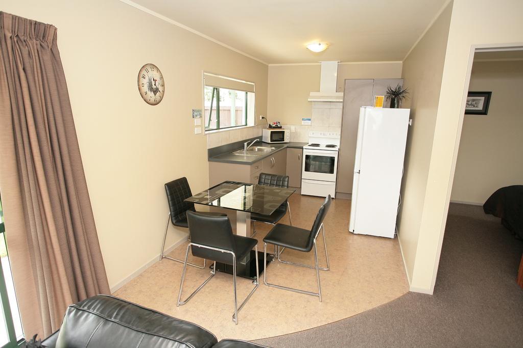 Oamaru Top 10 Holiday Park Exterior photo